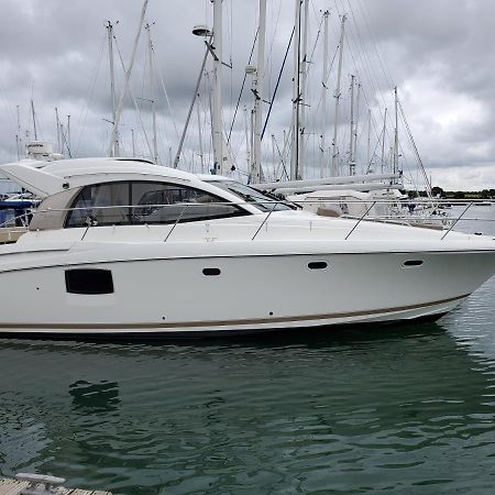 Zen Dog Luxury Motor Yacht Lymington Exterior foto