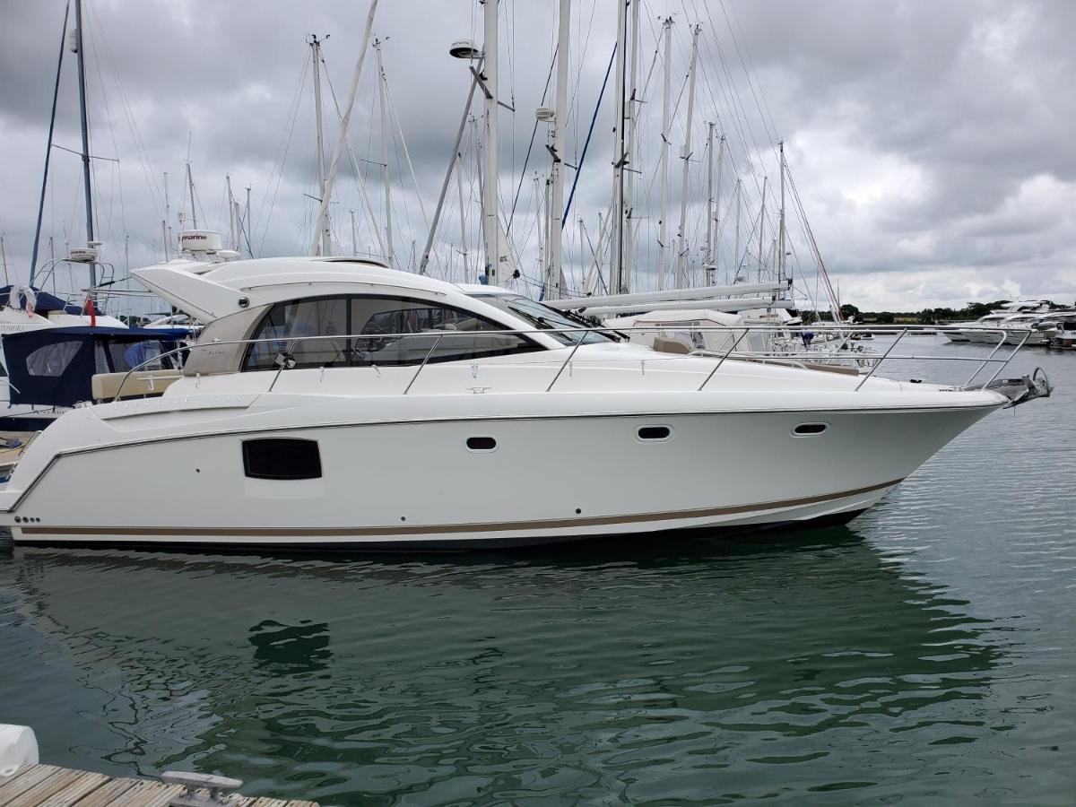 Zen Dog Luxury Motor Yacht Lymington Exterior foto