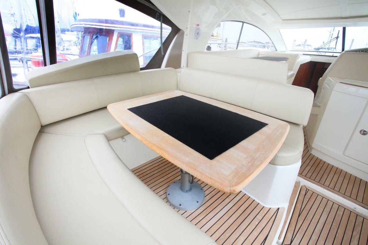 Zen Dog Luxury Motor Yacht Lymington Exterior foto